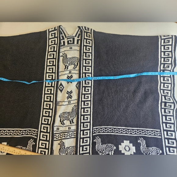 Alpaca Reversible Shawl - Women's Ruana Wrap - Black and White, Peru - Picture 5 of 6